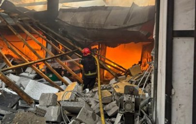 Ракетний удар по Чугуєву: пожежа на підприємстві, троє постраждалих