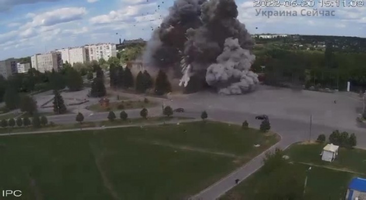 Лозовая Харьковская область. Попадание ракеты запечатлела камера