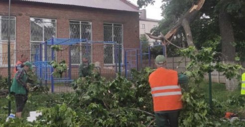 Комунальники усувають наслідки негоди в Харкові