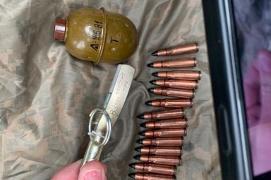 Оперативники Харьковщины задержали мужчину во время незаконного сбыта оружия