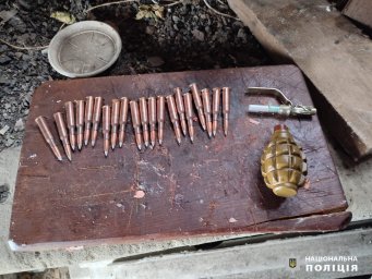 На Харківщині поліцейські викрили чоловіка у незаконному зберіганні гранати та набоїв