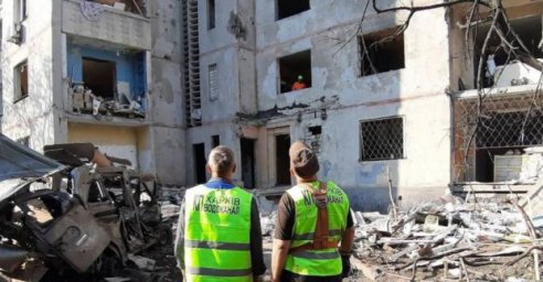 У пошкодженому обстрілом будинку відновили водопостачання