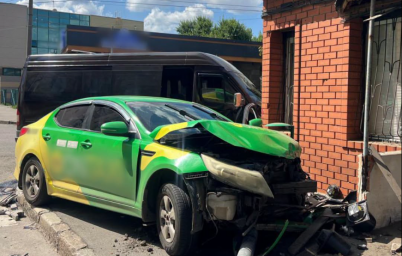 Столкновение автобуса и легковушки в Харькове: в Холодногорском районе пострадали пять человек